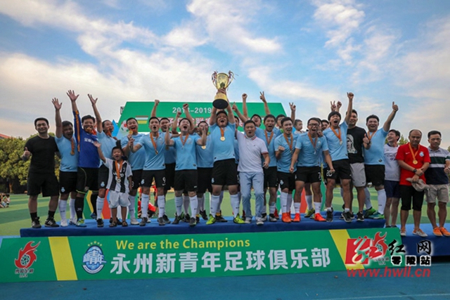 好久不见！易建联现身观澜湖高尔夫比赛 面带笑容心情不错